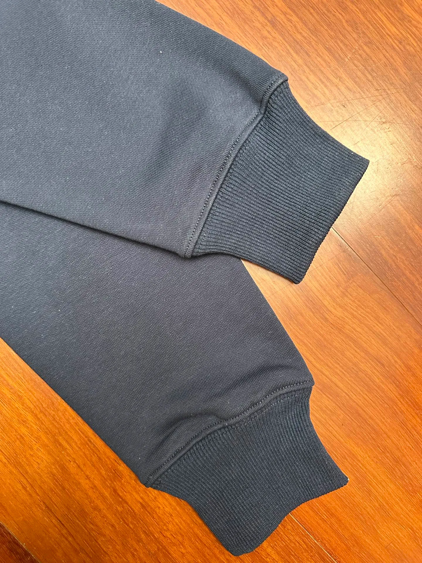 P280 RalphLauren/Ralph Lauren 2025 new autumn and winter large embroidered hooded sweatshirt Ralph Lauren's age-reducing item, the coat fabric is made of 60% cotton ➕40% polyester, which not only retains the softness, comfort and breathability of cotton, but also adds the wear resistance and wrinkle resistance of polyester fiber, making the clothes more durable and easy to care for. Even in slightly cooler weather, you won't feel stuffy when wearing it. This kind of fabric has a natural crisp feel and is not easy to pill or deform. Hooded design effectively improves thermal insulation performance. The embroidery on the chest and the fabric are of the same color. The colors are full, three-dimensional and lifelike, adding a bit of liveliness and interest to the whole sweatshirt. There is no pressure to dress, regardless of age or gender. Complete accessories!  Color: navy blue, black, gray size: S-xL